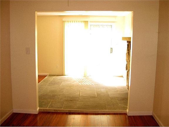 5th image of 306 Devonshire Ct