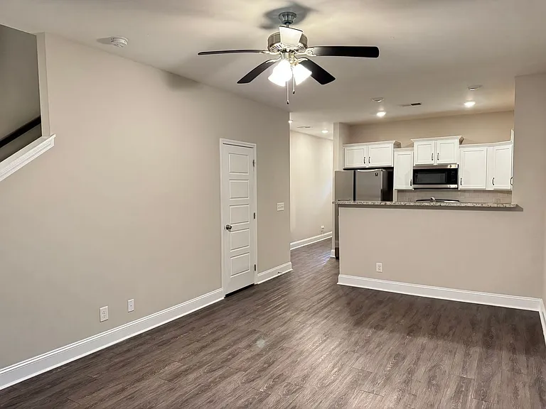295 Smithson Ln — Photo 3