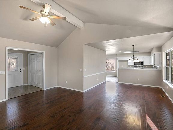 5th image of 35 Lyndhurst Dr