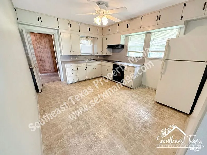 2 bed, 1.0 bath, 832 sqft, $1,200 — Photo 3