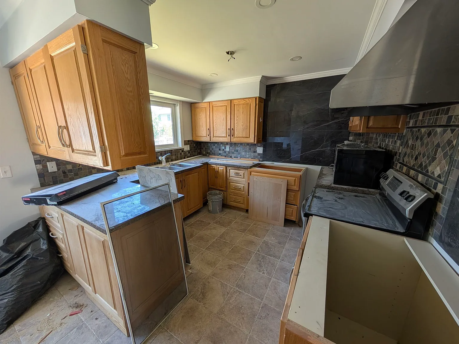 4 bed, 1800 sqft, $3,500 — Photo 2
