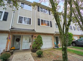 26 White Oak Ln, Staten Island, NY 10309