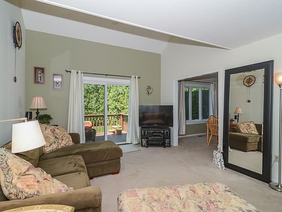 3rd image of 3233 Oakland Square Dr