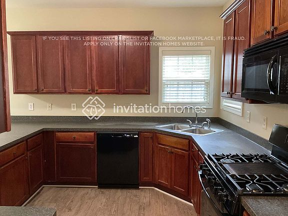 4th image of 2610 Freemont St