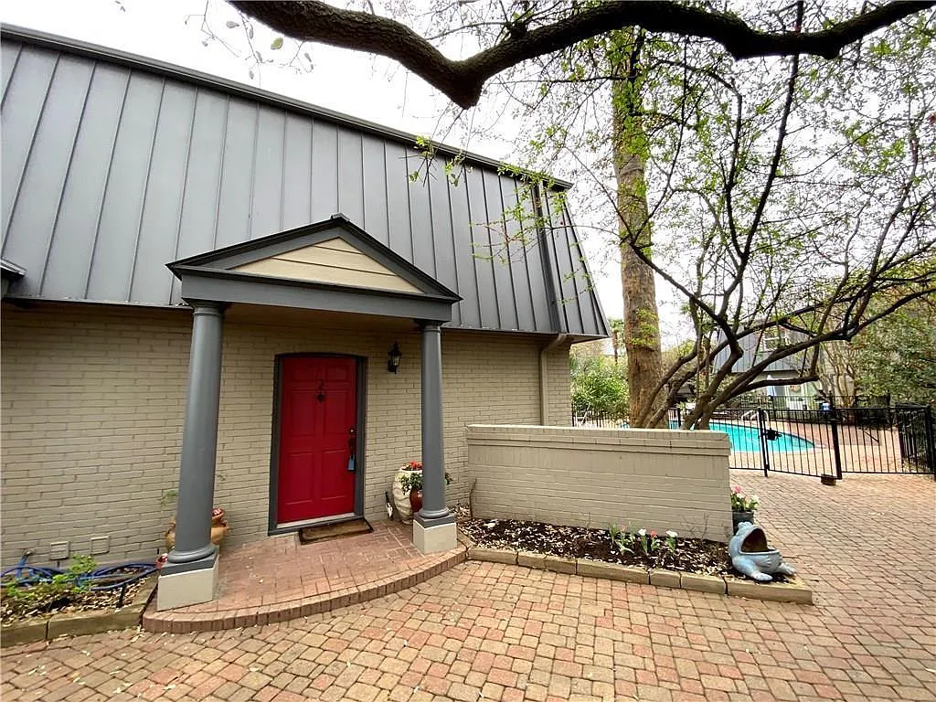 2 bed, 1.0 bath, 934 sqft, $1,700 — Photo 1