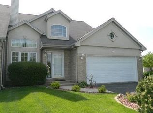 690 Meadowdale Dr, Romeoville, IL 60446