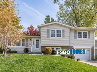 1826 Sussex Ct, Bettendorf, IA