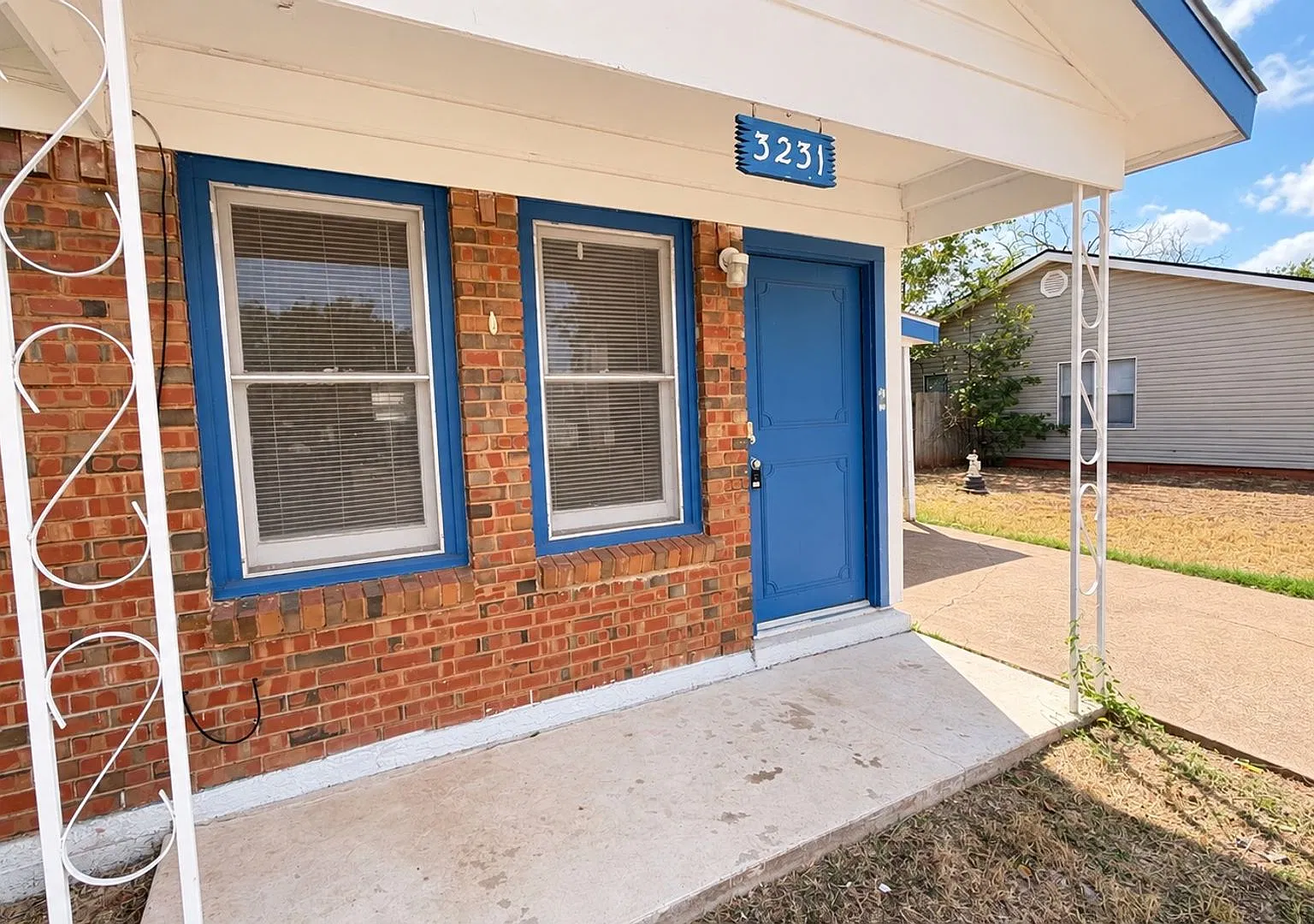 3/2 With Carport! Fridge Included! — Photo 3