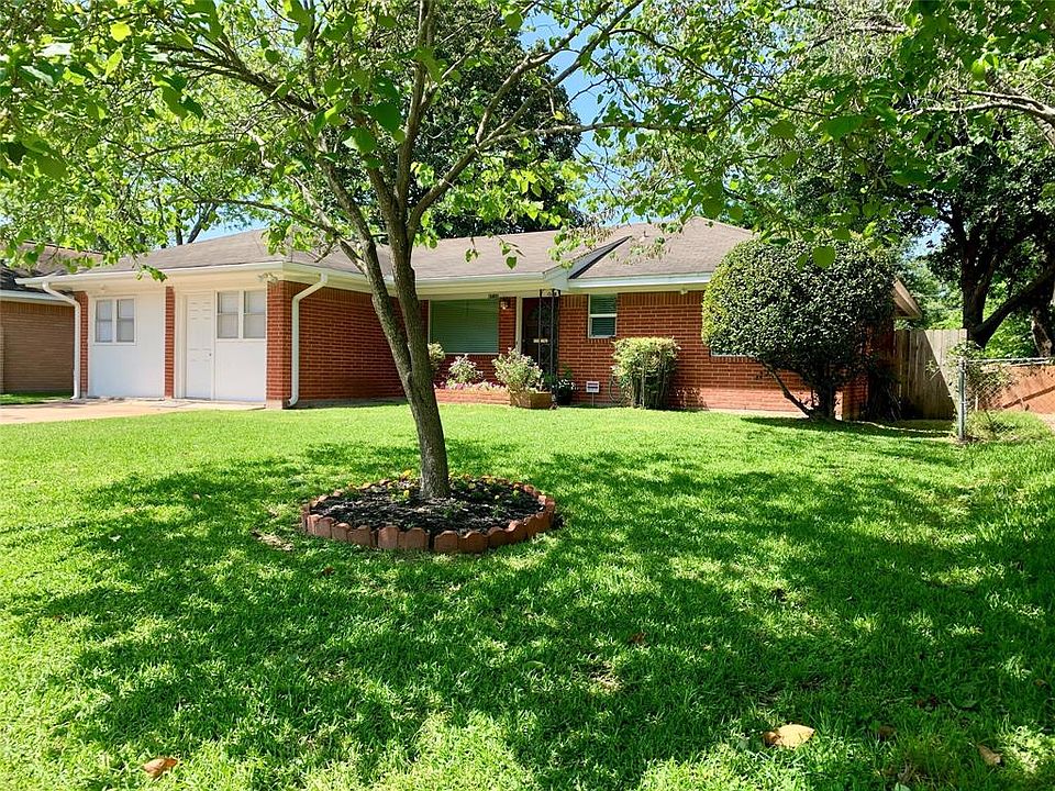 Never flooded! Charming house with lots of updates! Gutters & Outdoor lighting. Located on quiet street.