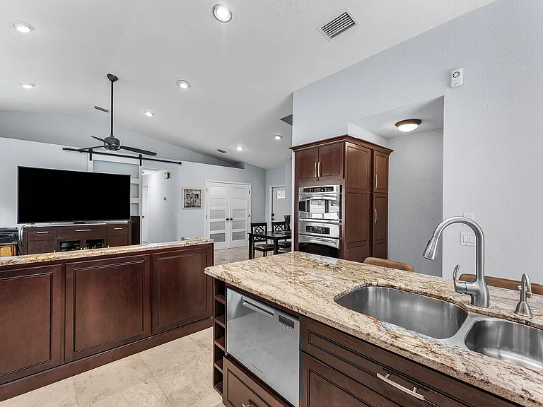 7076 Middlebury Dr — Photo 8