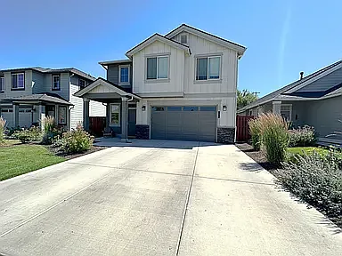 1316 NE Sunrise St — Photo 2