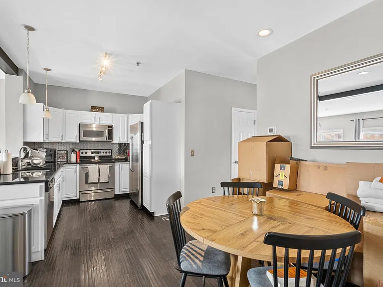 715 Brown St #B — Photo 8