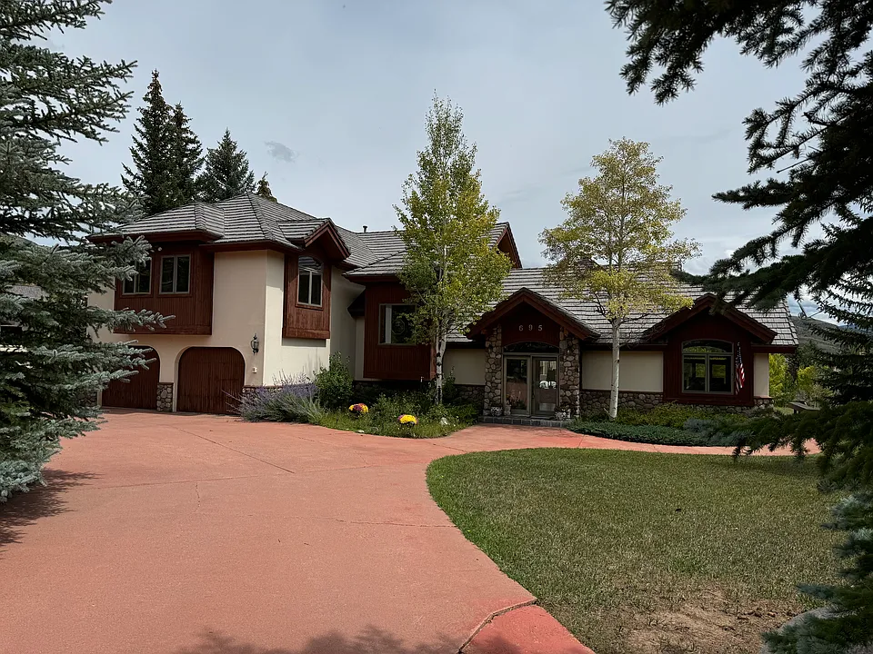 695 Charolais Cir