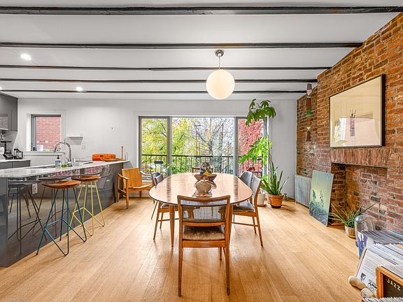 2nd image of 209 Calyer St #2