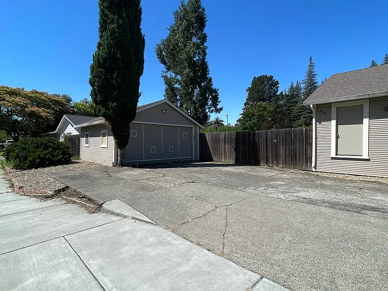 2201 W Park Ave — Photo 21