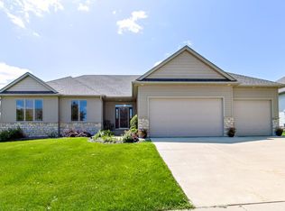 2403 Crimson Ridge Cir NW, Rochester, MN 55901