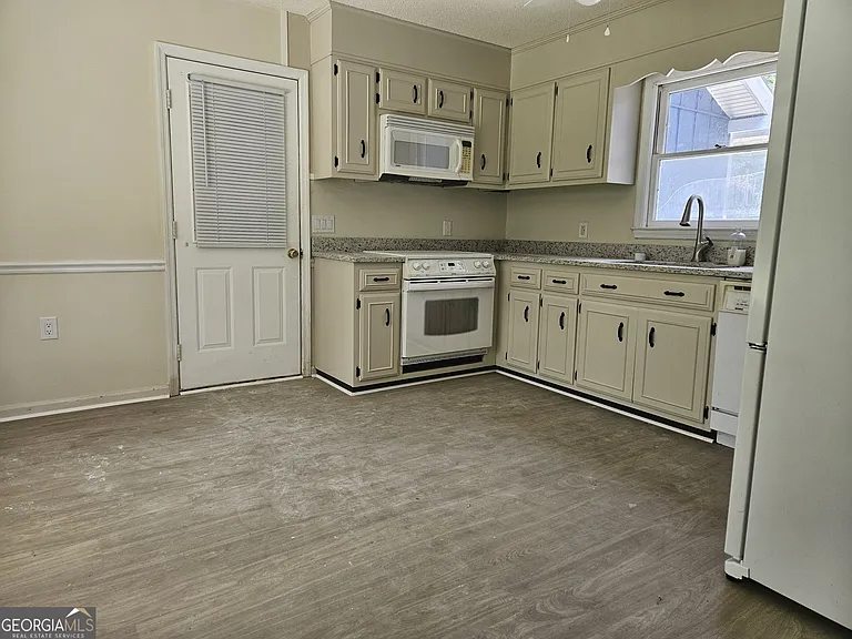 220 Courtney Way — Photo 8