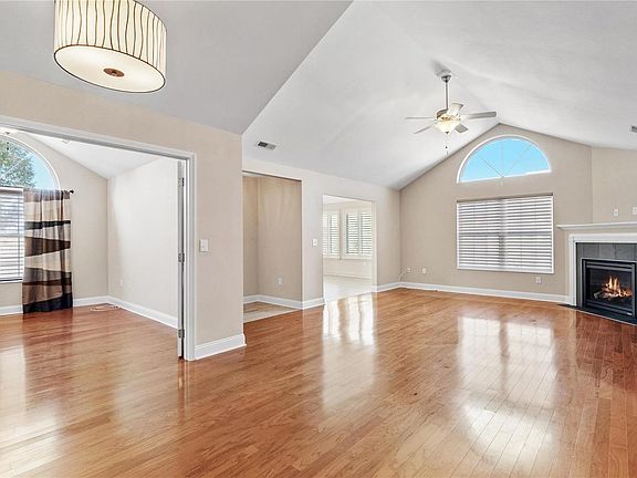 5th image of 1041 Chapel Hill Dr