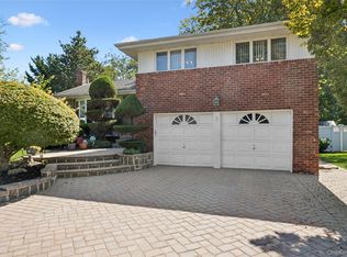 3 Wood Ln, Plainview, NY 11803