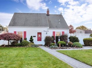 22 Bluejay Ln, Levittown, NY 11756