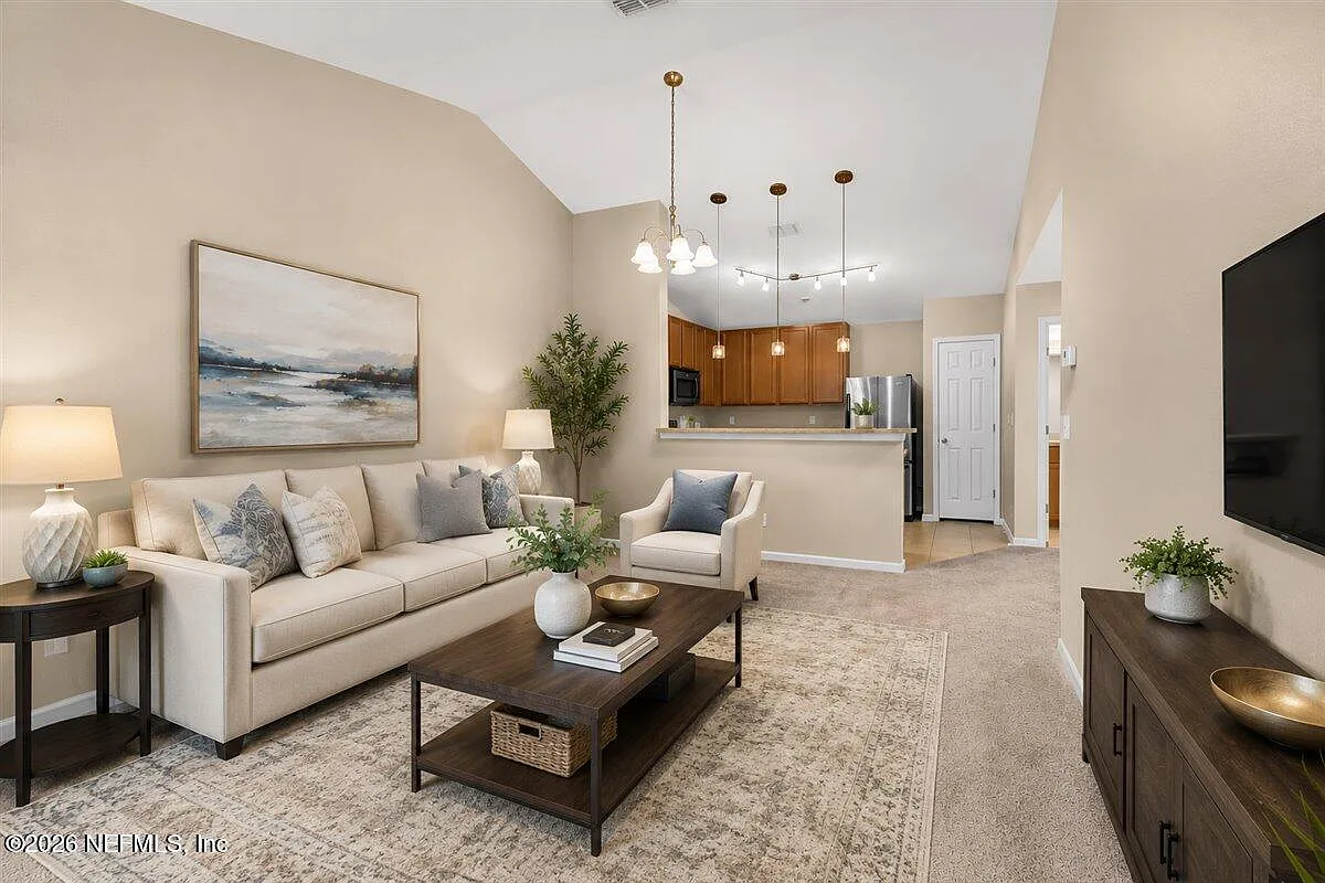 1 bed, 1.0 bath, 883 sqft, $1,350 — Photo 1