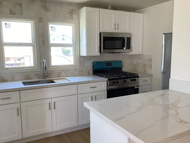 219 S G St — Photo 2