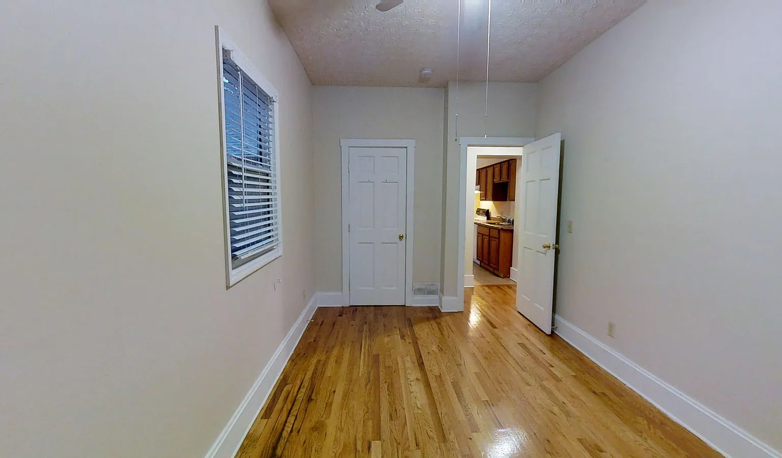 3 bed, 1.0 bath, 1050 sqft, $1,299 — Photo 3