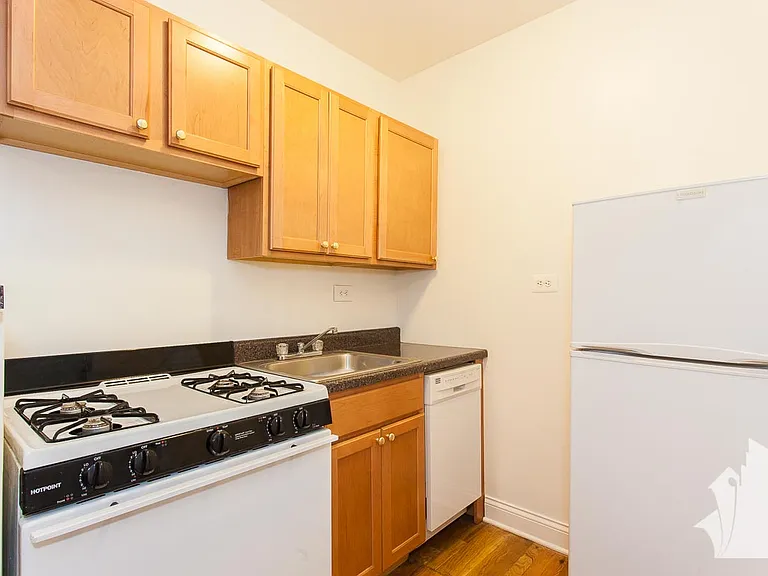 838 W Wolfram St — Photo 4