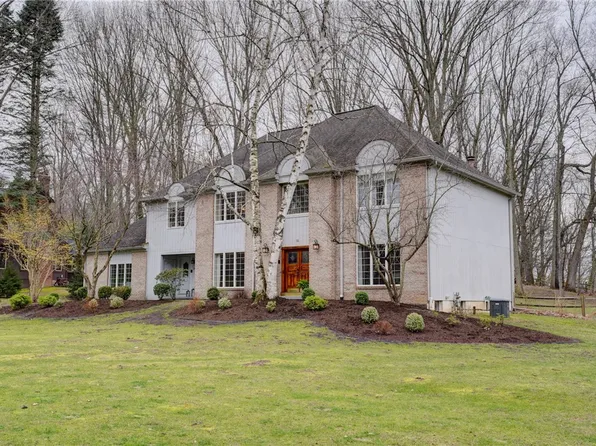 11 Lake Lacoma Dr, Pittsford, NY 14534