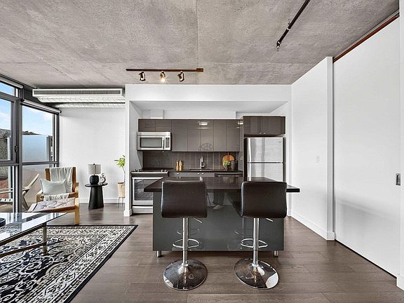 4th image of 1065 Barrington St #522