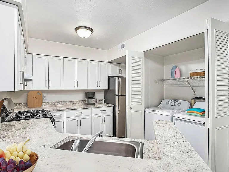 West Hampton Park Apartment Homes — Photo 7