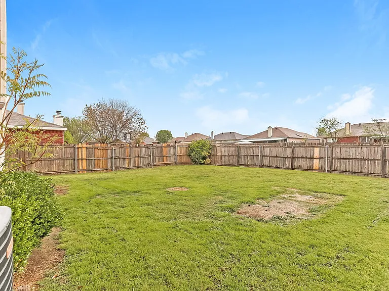 7027 Glenshire Dr — Photo 20