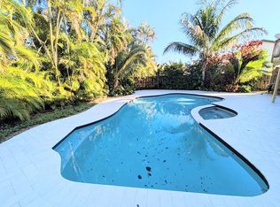 680 Hummingbird Ln, Plantation, FL 33324