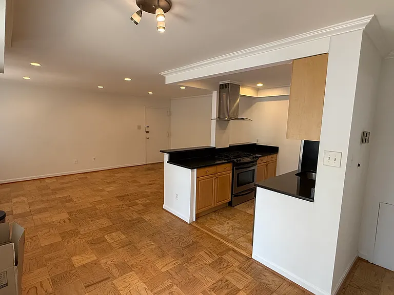 2911 Charing Cross Rd #6 — Photo 1