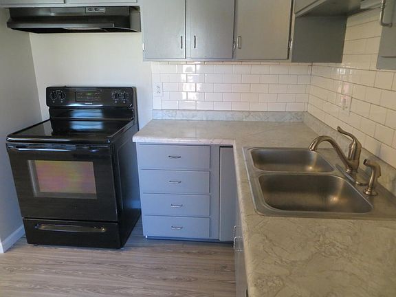 Ceramic tile backsplash