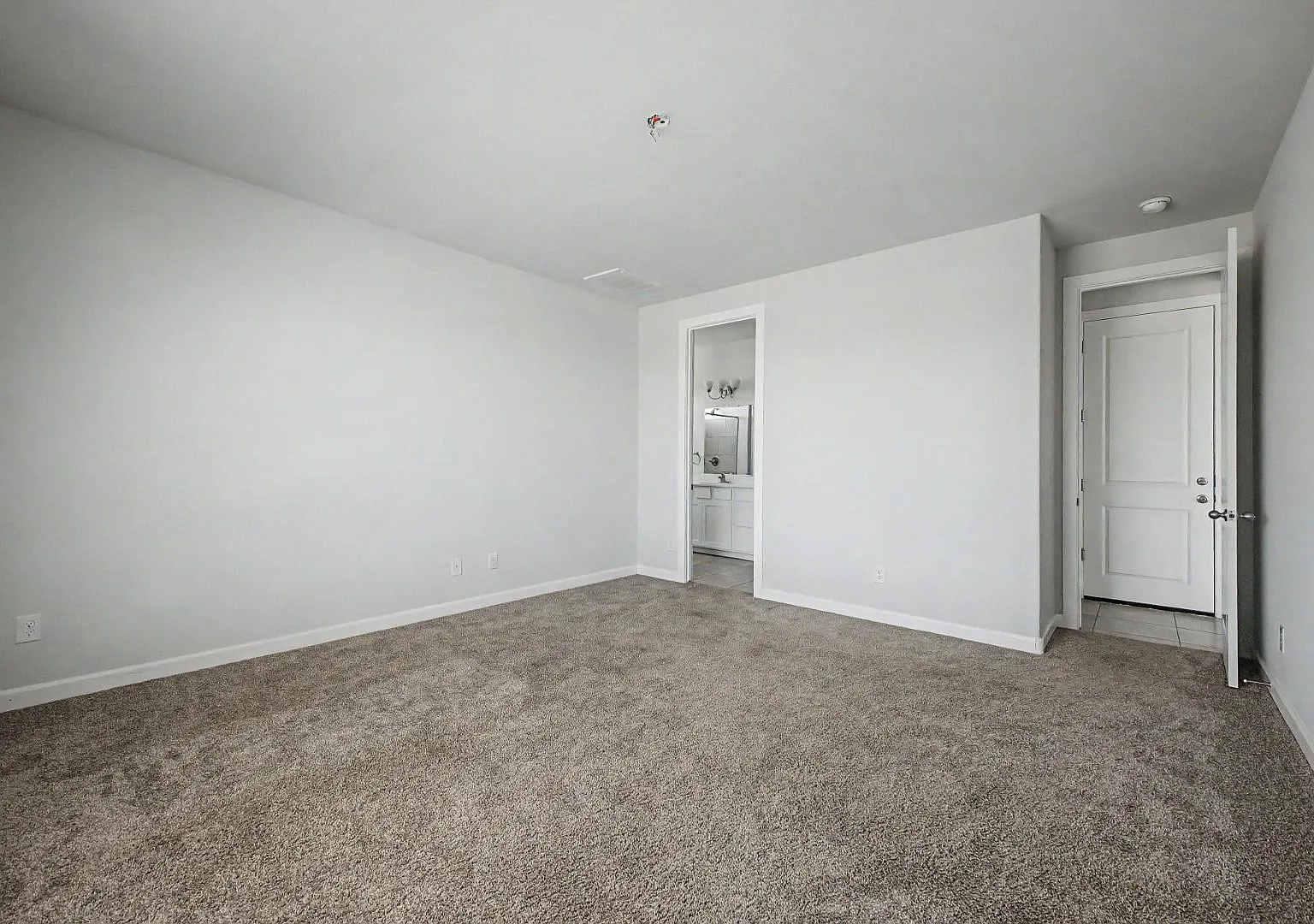 3 bed, 2.0 bath, 1658 sqft, $2,399 — Photo 2