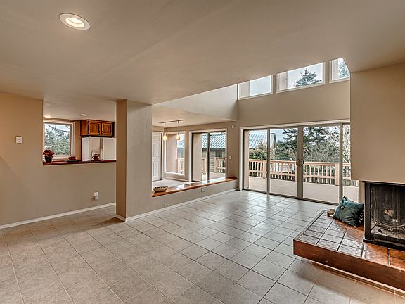 3rd image of 935 Carl Ave