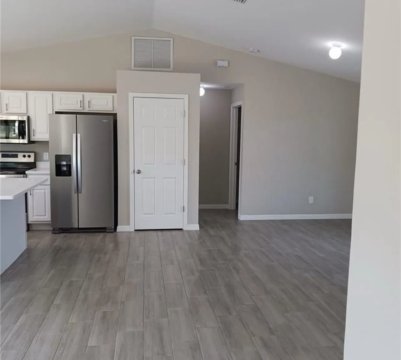 1019 Winters St E — Photo 3