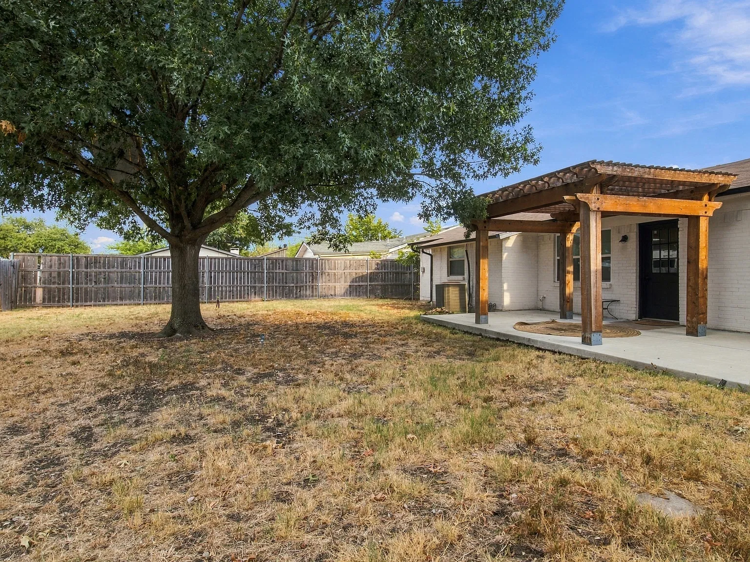 3 bed, 1200 sqft, $2,400 — Photo 4