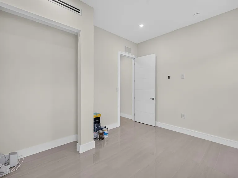 704 SW 9th St — Photo 34