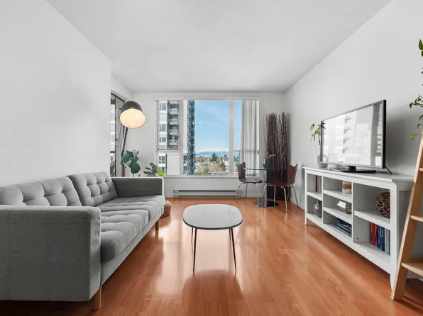 5189 Gaston St #1205, Vancouver, BC V5R 6C7