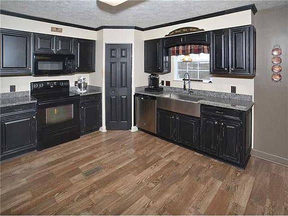 3rd image of 424 Lexington Dr