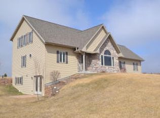 2521 Countryside Ln, Richfield, WI 53076