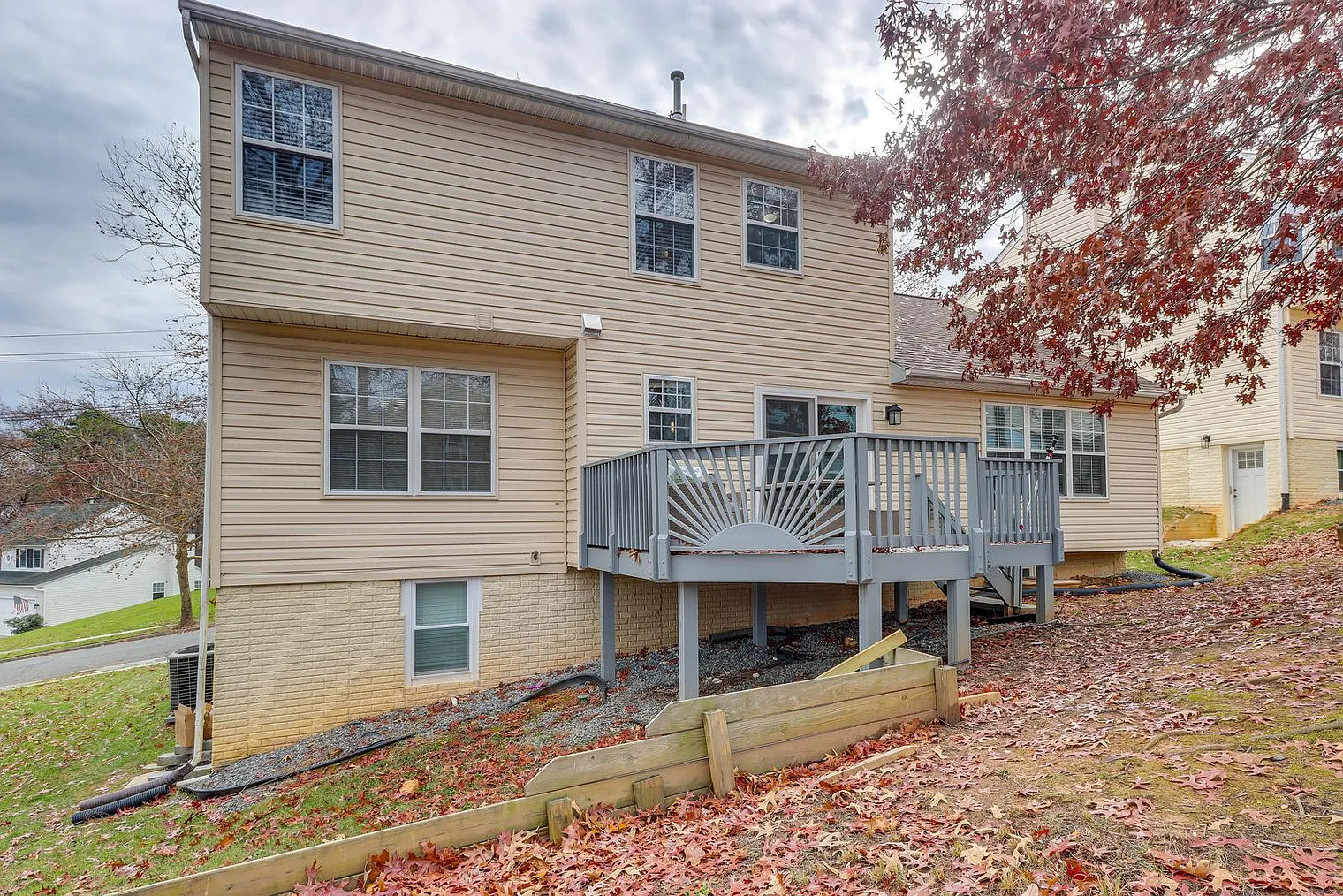 4 bed, 2.0 bath, 1991 sqft, $4,743 — Photo 4