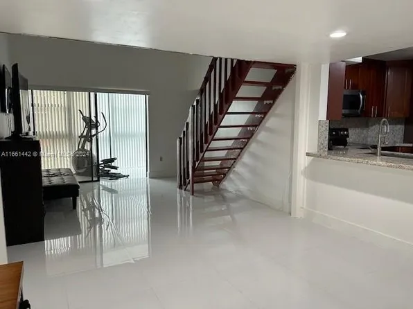 9433 Fontainebleau Blvd APT 209, Miami, FL 33172