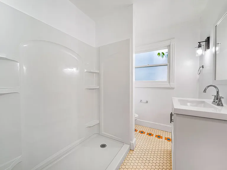 367 N Waverly St — Photo 15