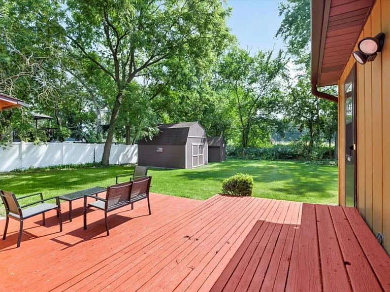 33W067 Bonnie St — Photo 21
