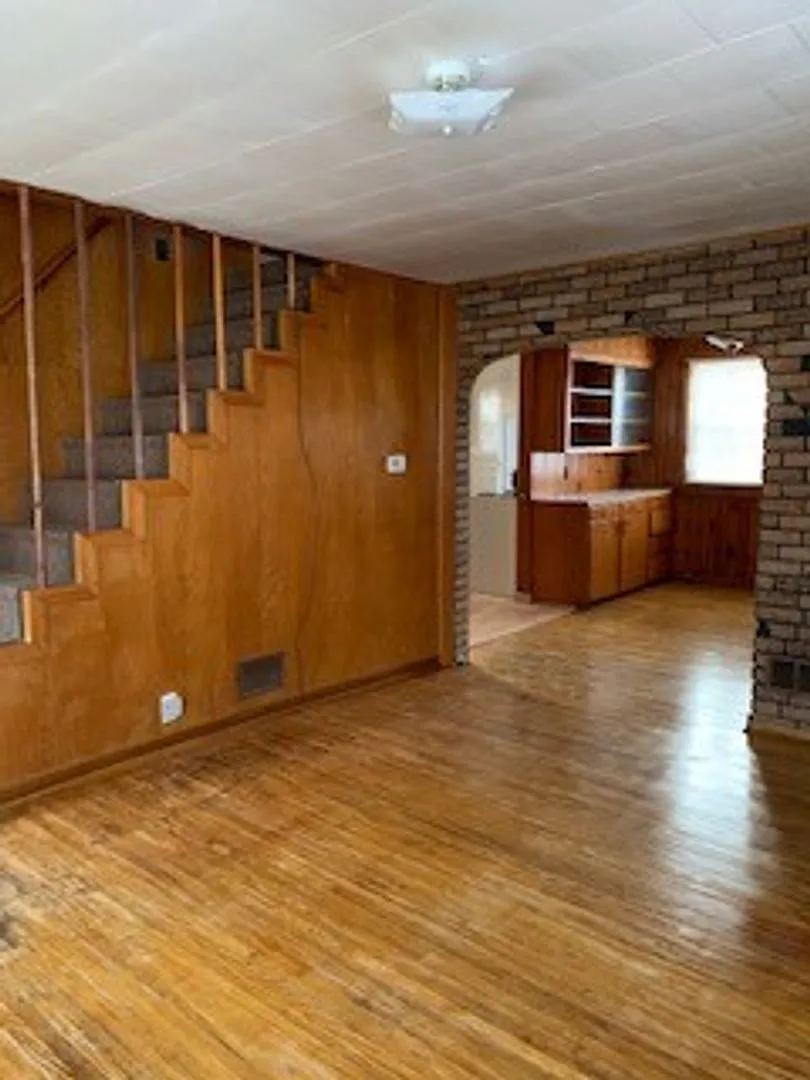 Large 3 BR 2 BA house w beautiful woodwork & Fireplaces!! — Photo 4