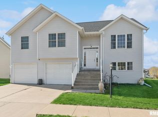 20 Hidden Valley Cir, Davenport, IA 52804