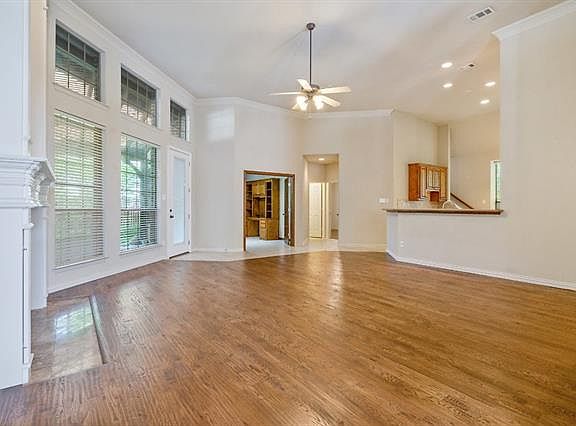 2nd image of 804 Crown Ct